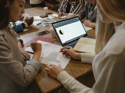 Žene u liderstvu: Kako prevazići prepreke i postići uspeh.